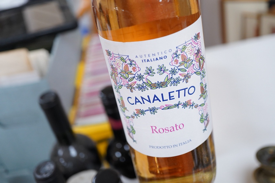 Twelve assorted Italian wines including La Gioia, 1999 and Lungarno Toscana, 2017.